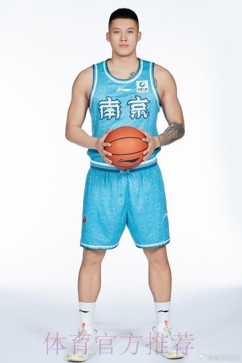 曾繁日全场出战31分钟,投篮6中4得到8分5篮板1助攻1盖帽 曾繁日全场出战31分钟,投篮6中4得到8分5篮板1助攻1盖帽